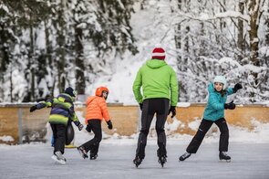 Eislaufen mit Kindern im Winterurlaub in Tirol