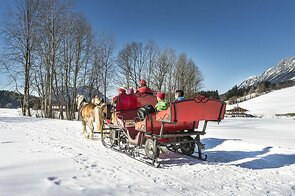 Pferdekutschfahrt mit Kindern im Winterurlaub in Tirol