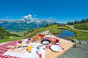 [Translate to Englisch (en):] Ausgiebiges Frühstück auf der Alm mit Bergpanorama