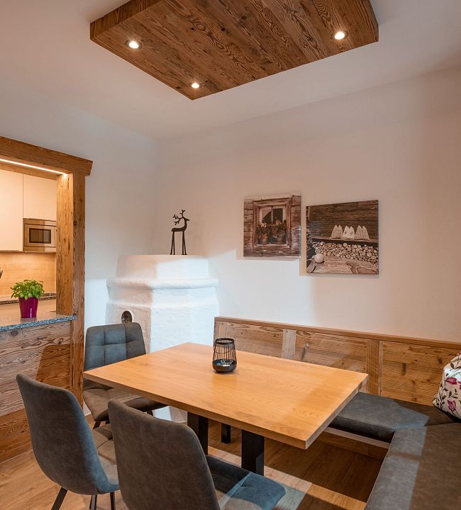 Appartements_Schedererhaus_Marchstrasse_3_Going_05_2025_Appartement_4_Bergsonne_Wohnraum_Esstisch