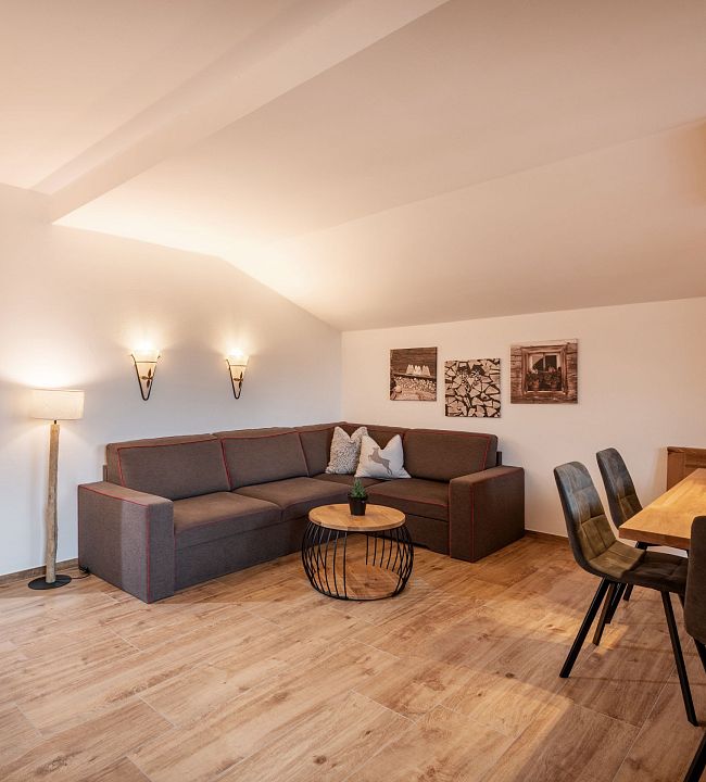 Appartements_Schedererhaus_Marchstrasse_3_Going_05_2025_Appartement_8_Weitblick_Wohnraum_2