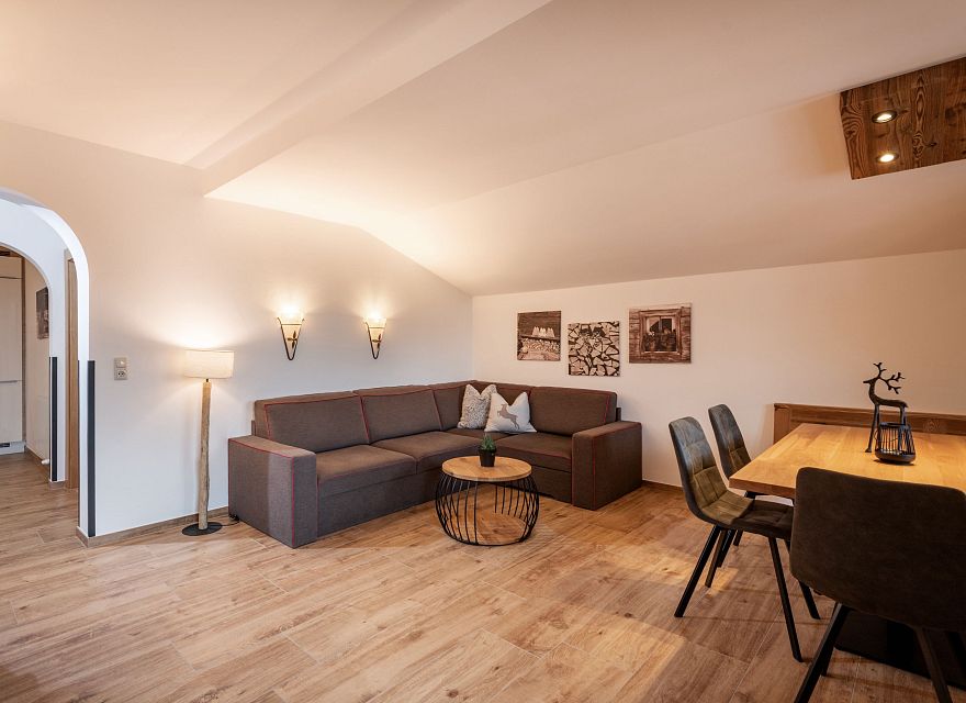Appartements_Schedererhaus_Marchstrasse_3_Going_05_2025_Appartement_8_Weitblick_Wohnraum_2